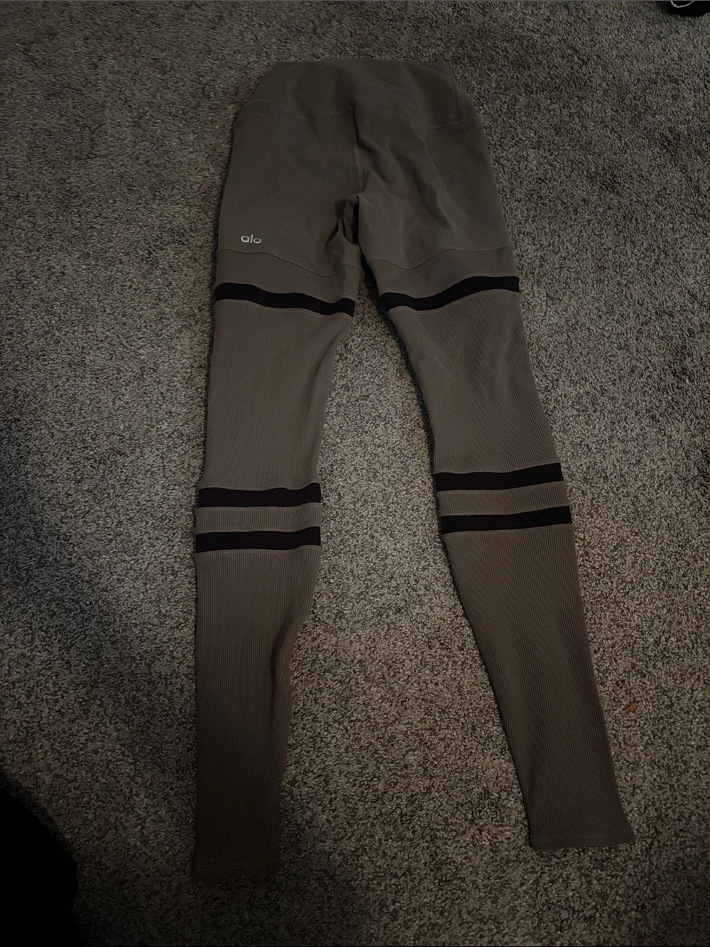 ALO Yoga soft olive
